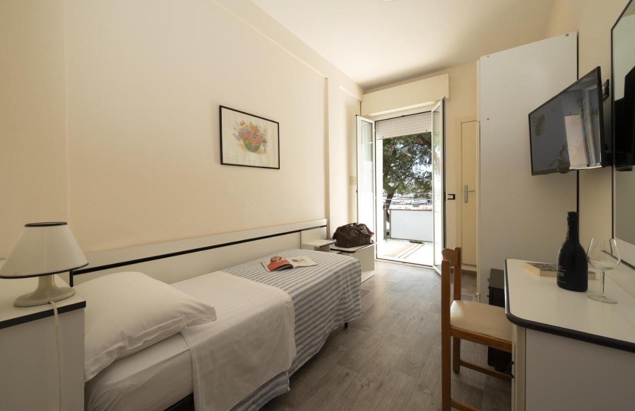 Hotel Baltic Cesenatico Esterno foto